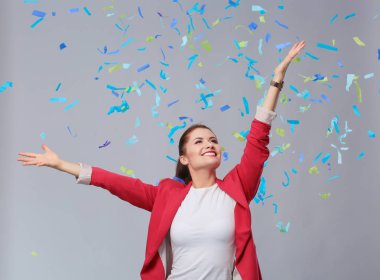 Konfeti kutlama parti güzel mutlu kadın. Doğum günü veya yeni yıl arifesi kavramı kutlama