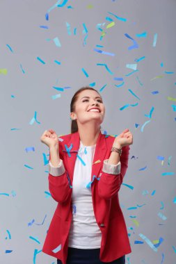 Konfeti kutlama parti güzel mutlu kadın. Doğum günü veya yeni yıl arifesi kavramı kutlama