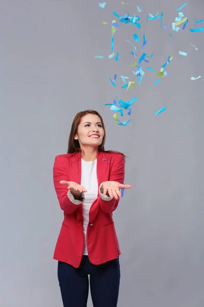 Hermosa mujer feliz en la fiesta de celebración con confeti. Cumpleaños o Nochevieja celebrando el concepto — Foto de Stock