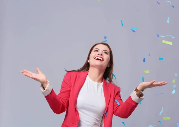 Hermosa mujer feliz en la fiesta de celebración con confeti. Cumpleaños o Nochevieja celebrando el concepto —  Fotos de Stock