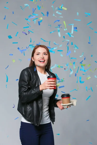 Hermosa mujer feliz en la fiesta de celebración con confeti. Cumpleaños o Nochevieja celebrando el concepto —  Fotos de Stock