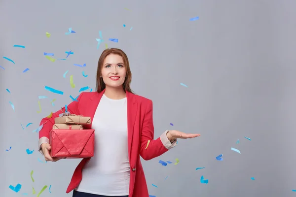 Beautiful happy woman with gift box at celebration party with confetti . Birthday or New Year eve celebrating concept — Stock Photo, Image