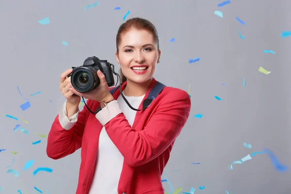 Hermosa mujer feliz en la fiesta de celebración con confeti. Cumpleaños o Nochevieja celebrando el concepto — Foto de Stock