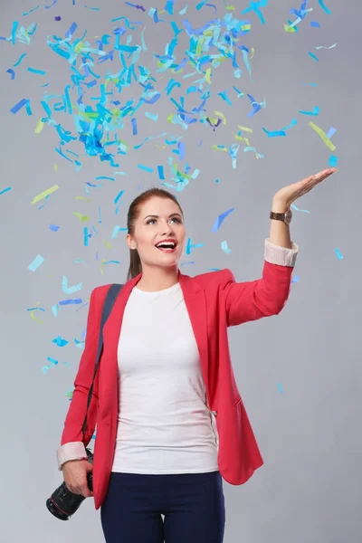 Mooie gelukkige vrouw op feest feestje met confetti. Verjaardag of nieuwe jaar vooravond vieren concept — Stockfoto