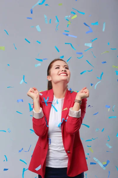 Mooie gelukkige vrouw op feest feestje met confetti. Verjaardag of nieuwe jaar vooravond vieren concept — Stockfoto