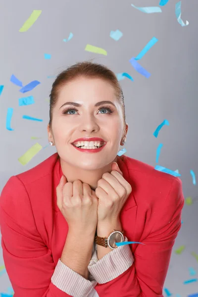 Schöne glückliche Frau bei Feier mit Konfetti. Geburtstag oder Silvester feiern Konzept — Stockfoto