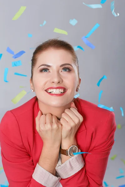 Hermosa mujer feliz en la fiesta de celebración con confeti. Cumpleaños o Nochevieja celebrando el concepto —  Fotos de Stock