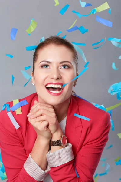 Hermosa mujer feliz en la fiesta de celebración con confeti. Cumpleaños o Nochevieja celebrando el concepto —  Fotos de Stock