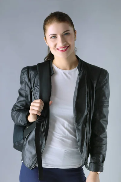Портрет красивої молодої брюнетки в стильній чорній куртці на сірому — стокове фото