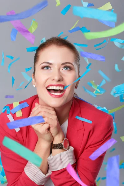 Szép boldog asszony ünnepe párt a konfetti. Szülinapi vagy újévi Éva ünnepli koncepció — Stock Fotó