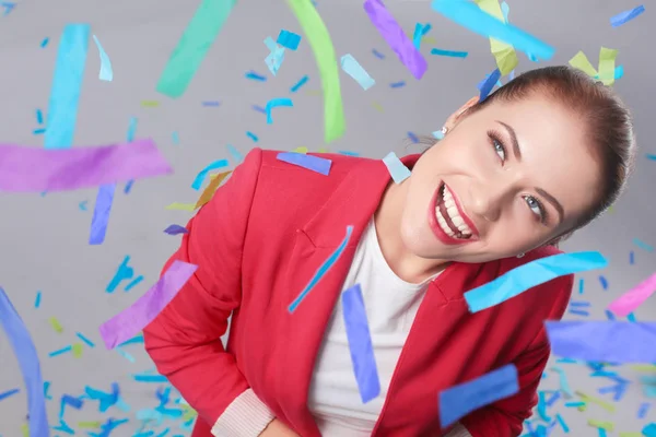 Hermosa mujer feliz en la fiesta de celebración con confeti. Cumpleaños o Nochevieja celebrando el concepto —  Fotos de Stock