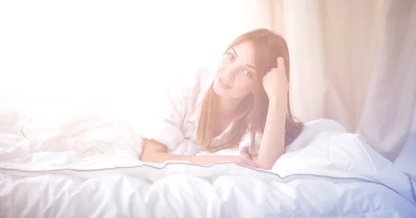 Πορτρέτο του όμορφη γυναίκα στο κρεβάτι στο υπνοδωμάτιο — Φωτογραφία Αρχείου