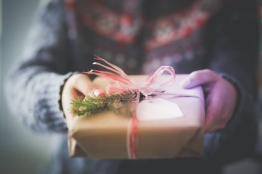 Noel hediye kutusu tutan kadın elleri. Noel