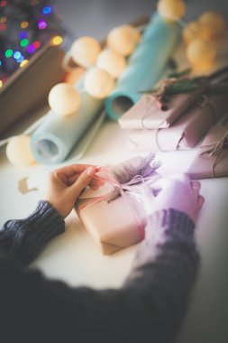 Noel hediye kutusu dekorasyon kadın elleri. Kadın elleri. Noel.