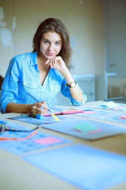 Office masada oturan genç kadın. Genç kadın.