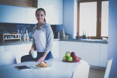 mutlu kadın evde Mutfakta çay içme.