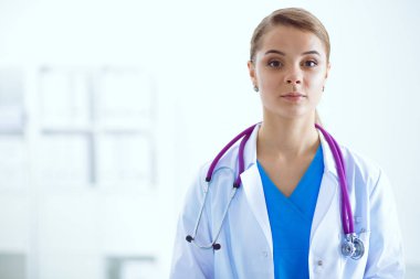 Tıp grubunun önünde çekici bir kadın doktor..