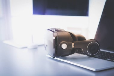 Bilgisayarlı sanal gerçeklik gözlükleri. İş. 3D teknoloji