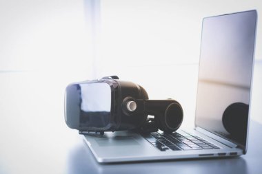 Bilgisayarlı sanal gerçeklik gözlükleri. İş. 3D teknoloji