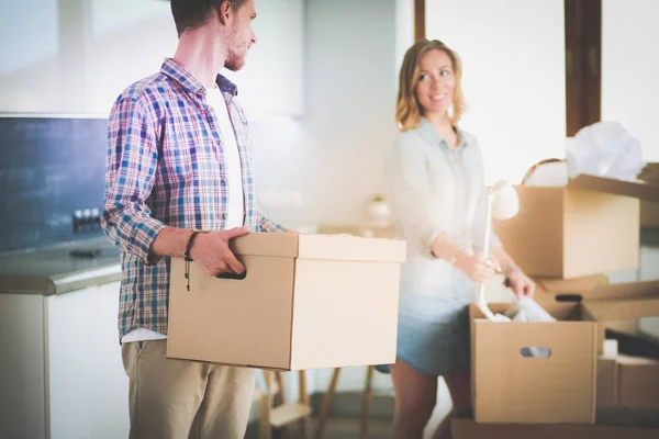 Couple unpacking cardboard boxes in their new home. Young couple. — Stock Photo, Image