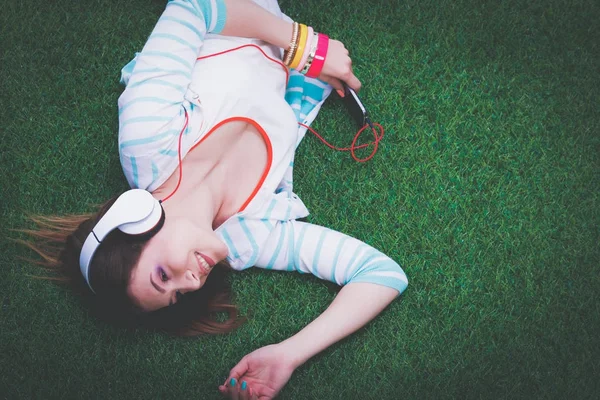 Young woman sitting on green grass . Portreit young woman — Stock Photo, Image