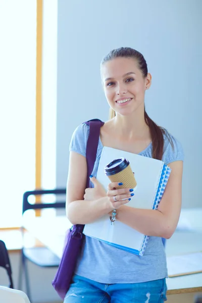 Porträtt av ung student kvinna som håller övningshäften. Studerande kvinna — Stockfoto