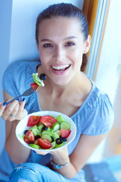 A beautiful girl eating healthy food. Beautiful girl — Stock Photo, Image