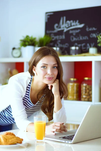 Portret van een mooie vrouw met glas met lekkere sap. Portret van een mooie vrouw — Stockfoto