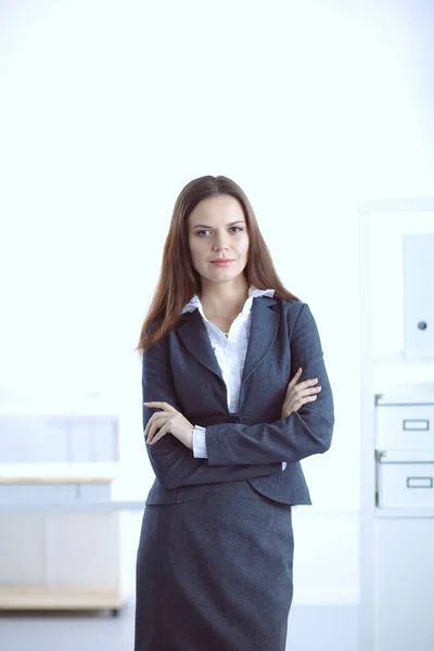 Retrato de mulher de negócios de pé com braços cruzados no escritório. — Fotografia de Stock