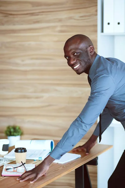 Retrato de un joven y guapo hombre de negocios negro. —  Fotos de Stock