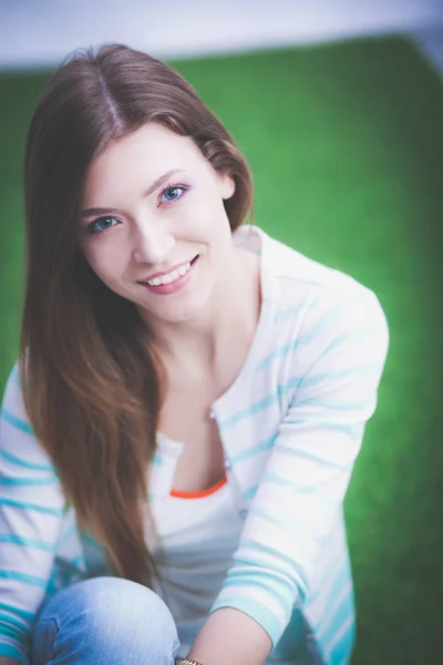 Young woman sitting on green grass . Portreit young woman — Stock Photo, Image