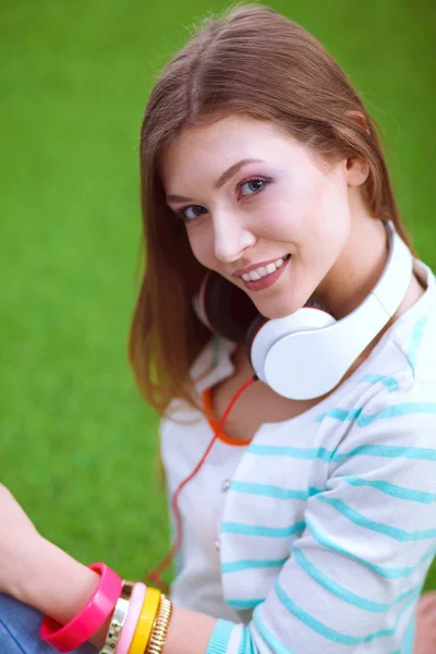 Giovane donna seduta sull'erba verde. Portreit giovane donna — Foto Stock