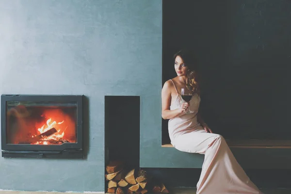 Mujer sexy frente a la chimenea. Chimenea de madera . —  Fotos de Stock