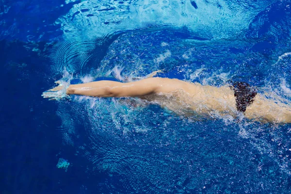 Nageur masculin à la piscine. Photo sous-marine. Nageur masculin. — Photo