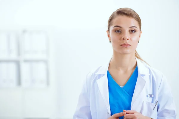 Attractive female doctor in front of medical group. — Stock Photo, Image