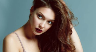 Güzel genç kadın yüzünün yakın portresi..