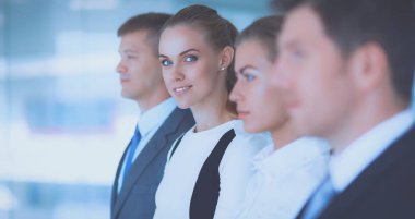 Başarılı iş takım ayakta Office gülümseyen