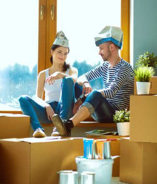 Evde pencere kenarında oturan hareketli Çift