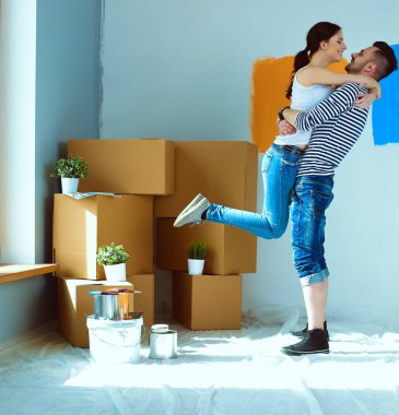 Mutlu genç çift yeni eve taşınıyor.