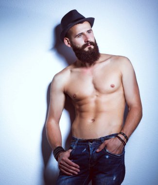 Ayakta, gri arka plan üzerinde izole yakışıklı adam portresi