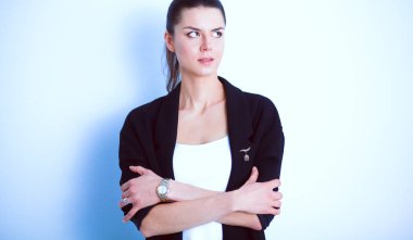 ayakta, gri arka plan üzerinde izole genç kadın