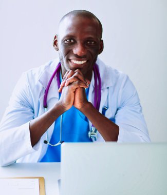 Masada dizüstü bilgisayarda çalışan genç bir Afrikalı doktor.