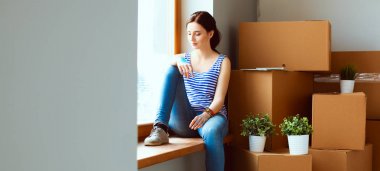 Pencere Kupası ile yeni evde oturan kız