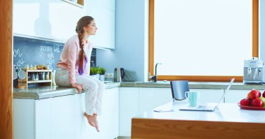 Mutfakta masada oturan genç kadın