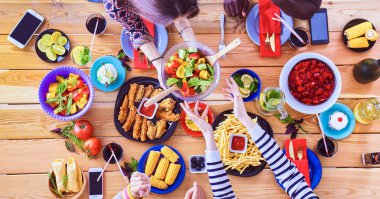 Yemek masasında içki içen insanlar.