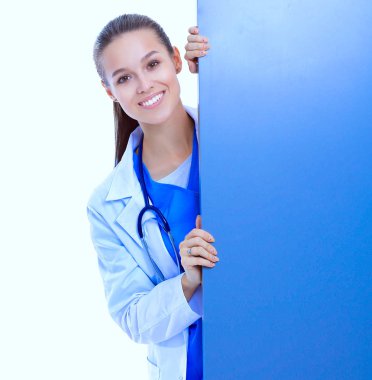 Boş reklam panosu olan bir kadın doktor.