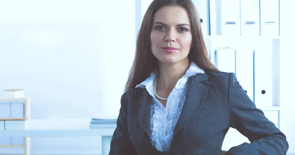 Attraktive Geschäftsfrau sitzt im Büro — Stockfoto