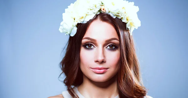 Portrait of a beautiful woman with flowers in her hair — Stock Photo, Image