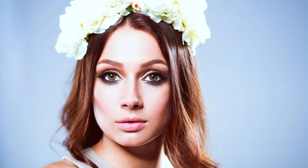 Retrato de una hermosa mujer con flores en el pelo —  Fotos de Stock