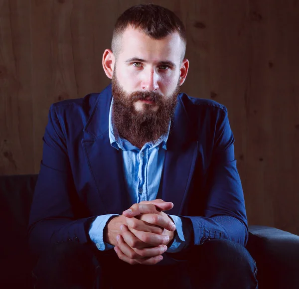 Retrato de homem barbudo bonito de chapéu em pé com saco, isolado no fundo branco — Fotografia de Stock